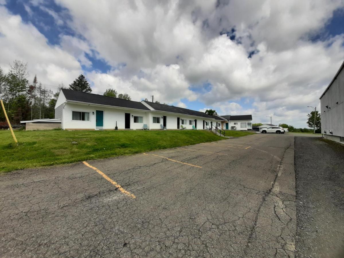 Howard Johnson By Wyndham Woodstock Nb Exterior photo